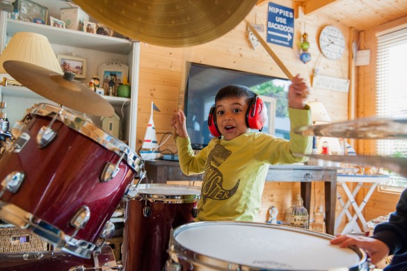 Barn som spelar trummor.